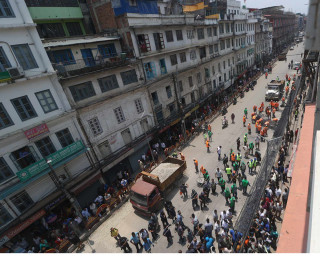 काठमाडौँको न्यूरोडमा सडक विभाग र महानगर प्रहरीबिच विवाद सुरु 