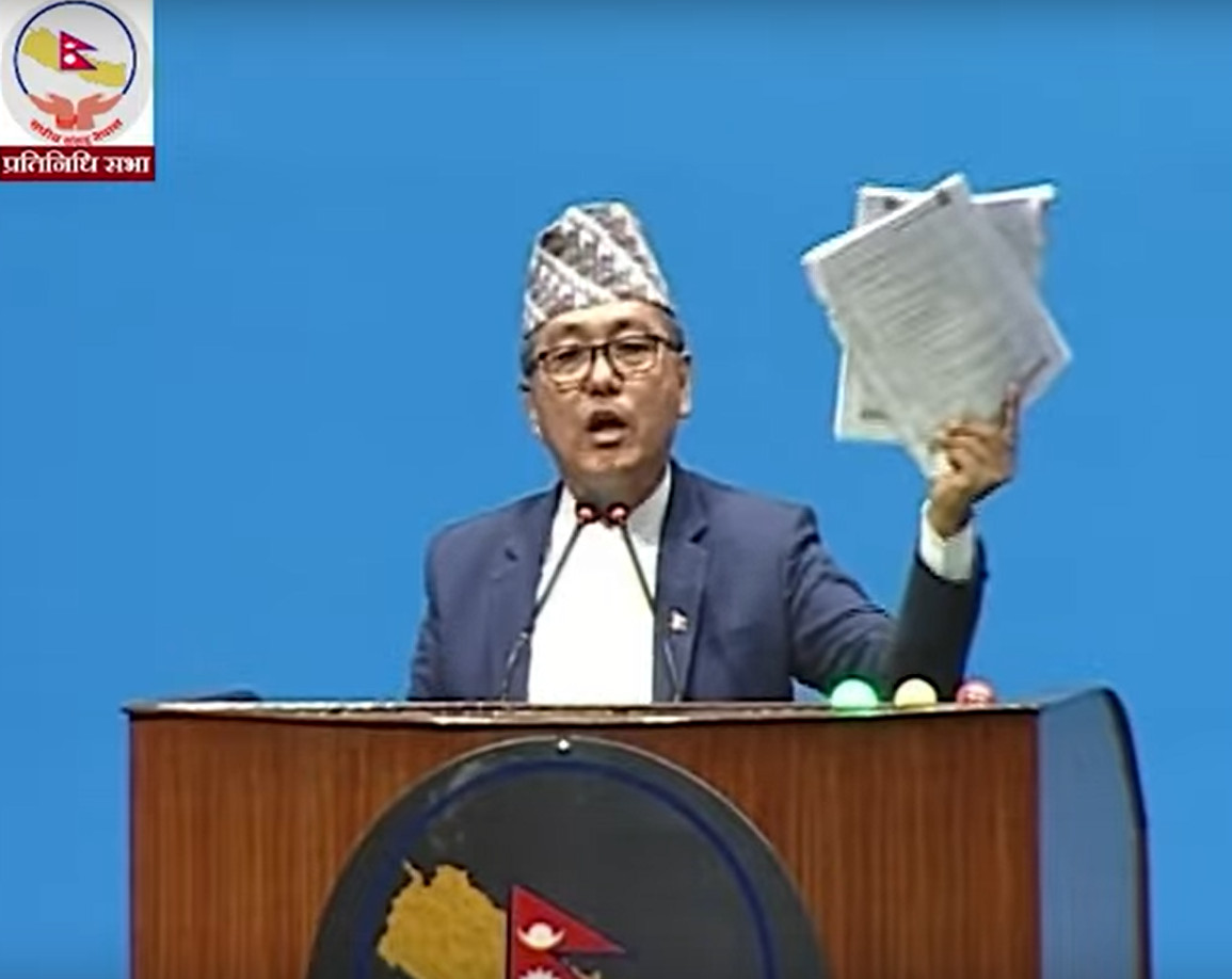 राप्रपाका सांसद  लिङ्देनले प्रतिनिधि सभाको रोस्टमै च्याते  बजेट पुस्तिका