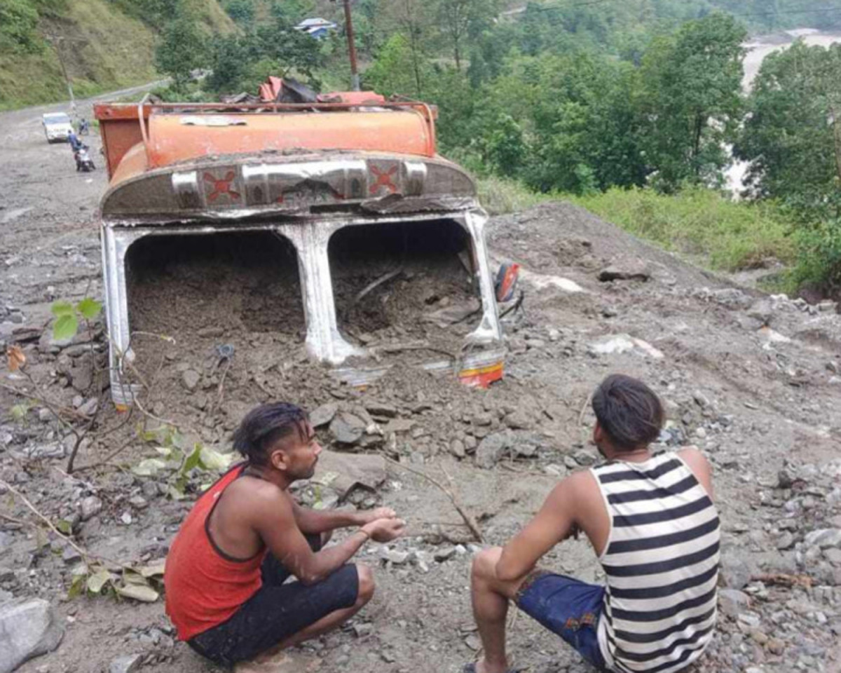 सिन्धुलीको कुँडुलेमा पहिरो खस्दा ट्रक पुरियो 
