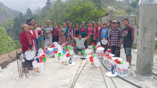 चुमनुब्री भालुवनमा २४ घरधुरीलाई शौचालयको सामाग्री  हस्तान्तरण