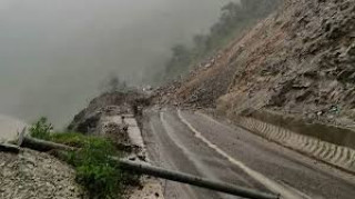 उदीपुरको डुम्रे–बेँसीसहर सडकमा निरन्तर पहिरो खस्दा बाटो अबरुद्व