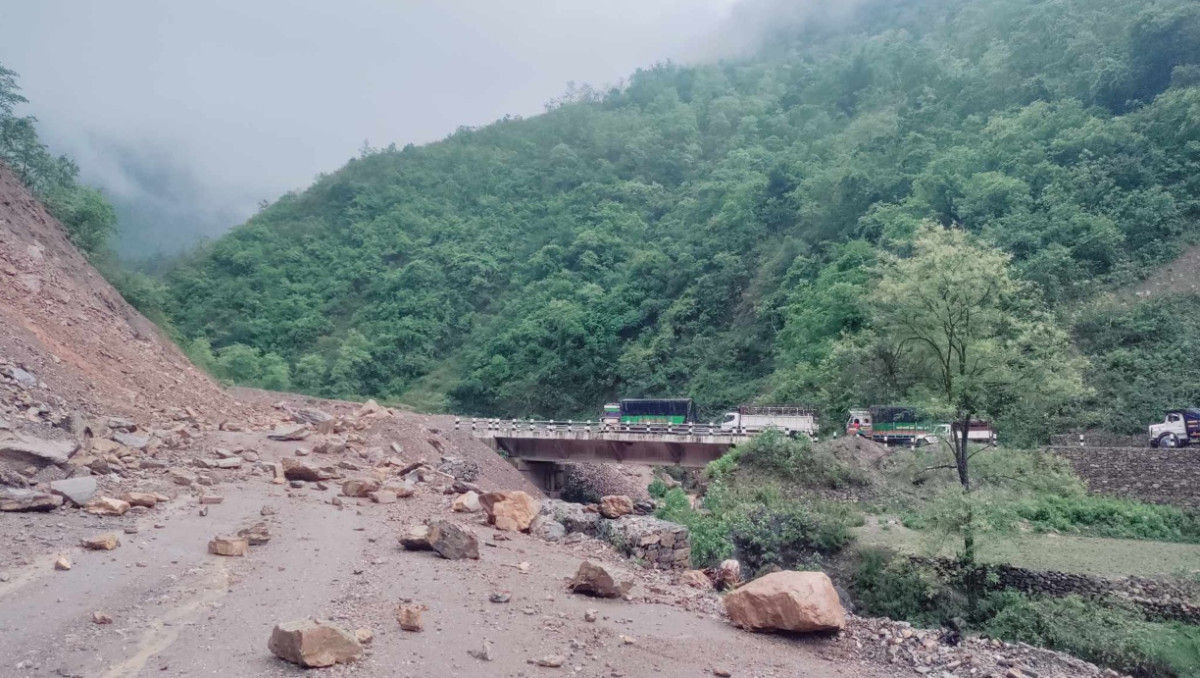 अविरल वर्षाका काणर पहिरो खस्दा कालीगण्डकी करिडोर अवरुद्ध