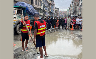  काठमाडौँ सोह्रखुट्टेमा सडकको बिच भाग भासिएर ढल फुटेयो 