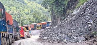 अविरल बर्षापछि पहिरो खस्दा पोखरा जोडने प्रया धेरै सडक क्षेत्र अवरुद्व