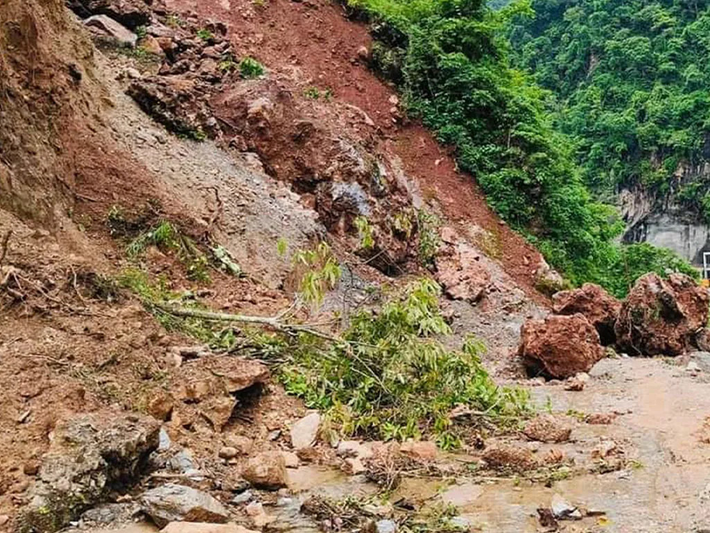 पटकपटक  पहिरो खस्दा  डुम्रे बेँसीसहर सडक अवरुद्ध 