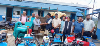 भिमसेन थापा गाउँपालिकाद्वारा कृषि सहकारीहरुलाई कृषि उपकरण हस्तान्तरण