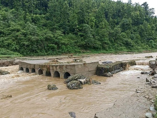बाढीले ज्यादुल खोला पुलको डाइभर्सन बगाउदा आरुघाट- बेनिघाट सडखण्ड अवरुद्व