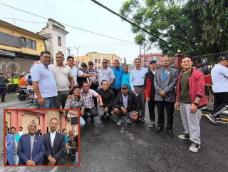 फुटपाथ विस्तारले काठमाडौंको न्यूरोड क्षेत्रमा तनाव बढ्दै, पुर्वमन्त्री कृष्ण गोपाल श्रेष्ठसहित एमाले नेताहरु सडकमा 