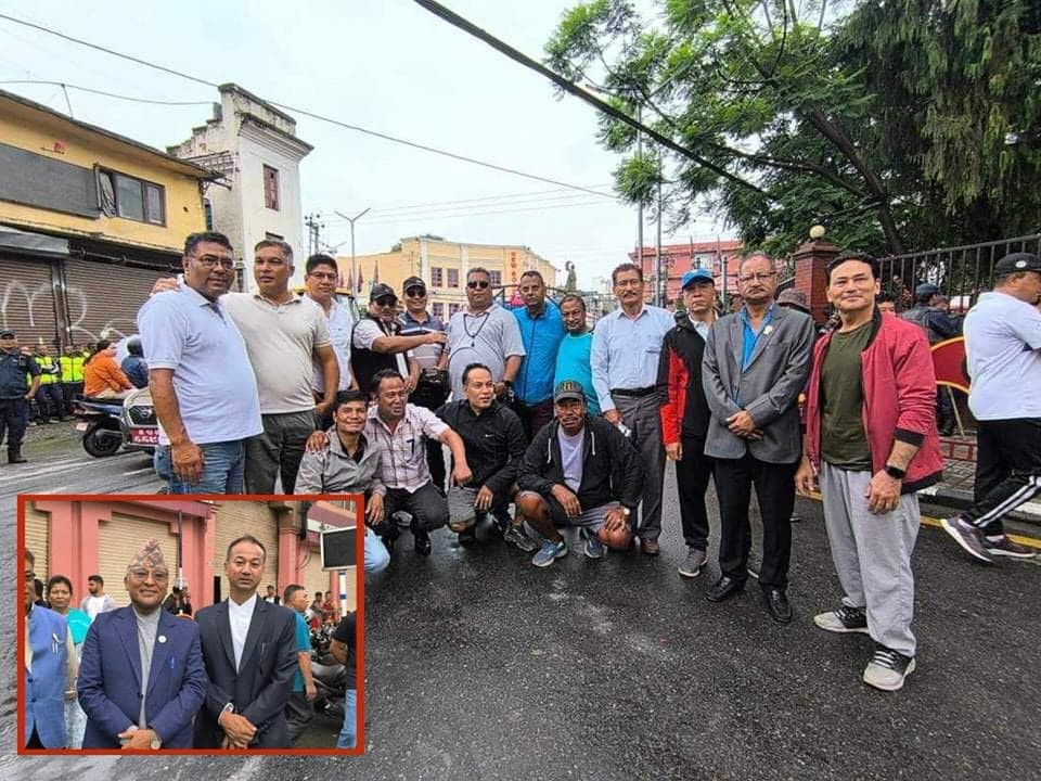 फुटपाथ विस्तारले काठमाडौंको न्यूरोड क्षेत्रमा तनाव बढ्दै, पुर्वमन्त्री कृष्ण गोपाल श्रेष्ठसहित एमाले नेताहरु सडकमा 