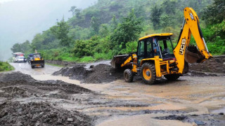 पहिरोले अवरुद्व भएको बिपी राजमार्ग एकतर्फी सञ्चालन हुदै