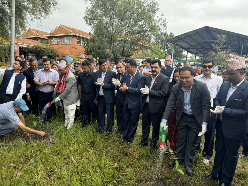 ३९औँ वार्षिकोत्सवको अवसरमा नेपाल विद्युत् प्राधिकरणले वृक्षारोपण कार्यक्रम गर्दै