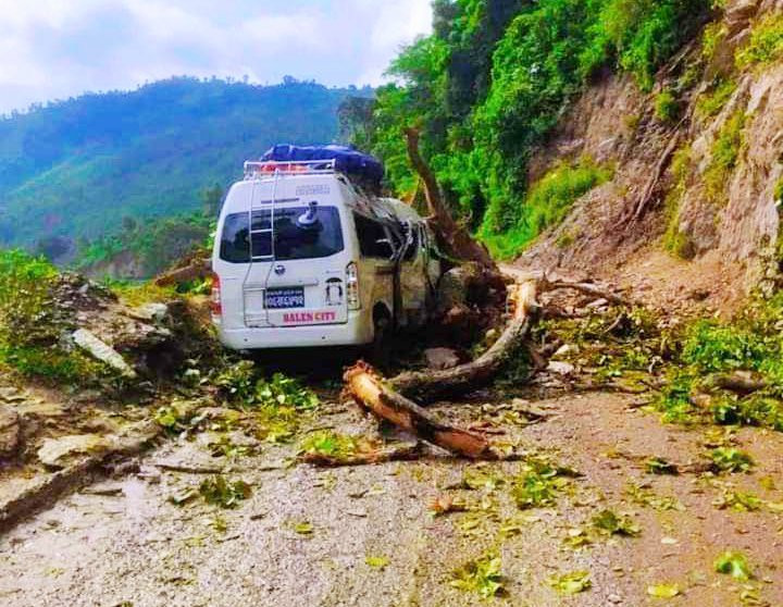  धादिङको पोखरे खोला नजिकै पहिरो खस्दा  विद्युतीय माइक्रोमा क्षति 