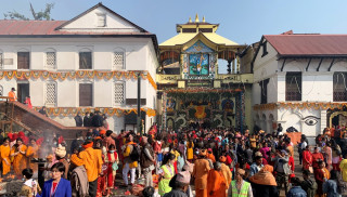 आज सोमबार पशुपतिनाथ मन्दिर लगायत शिवालयको सबै मन्दिरमा दर्शनार्थीहरुको भिडभाड बढदै