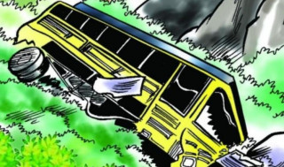  काठमाडौंबाट धरान जाँदै गरेको बस दुर्घटना, १० जना घाइते