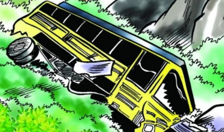  काठमाडौंबाट धरान जाँदै गरेको बस दुर्घटना, १० जना घाइते