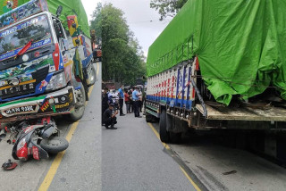 भक्तपुरमा रोकिराखेको स्कुटरलाई ट्रकले ठक्कर दिदा एक महिलाको घटनास्थलमा मृत्यु