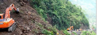 नागढुंगा झ्याप्लेखोलामा एक्कासी पहिरो खस्दा सडक अवरुद्व