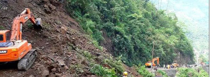  नागढुंगा झ्याप्लेखोलामा एक्कासी पहिरो खस्दा सडक अवरुद्व
