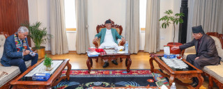  प्रधानमन्त्री निवासमा तीन शीर्ष नेताहरूबीचको भेटघाट