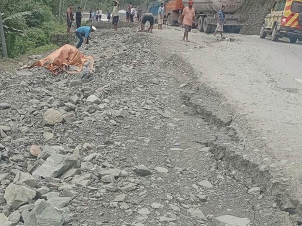 नारायणगढ मुग्लिन सडकखण्ड  मर्मतपछि सवारी दुईतर्फी नै चलन सुरु