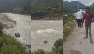 मौरी बगरदेखि झनानातर्फ गुडिरहेको ट्रयाक्टर सेती नदीमा खस्दा दुई जना बेपत्ता