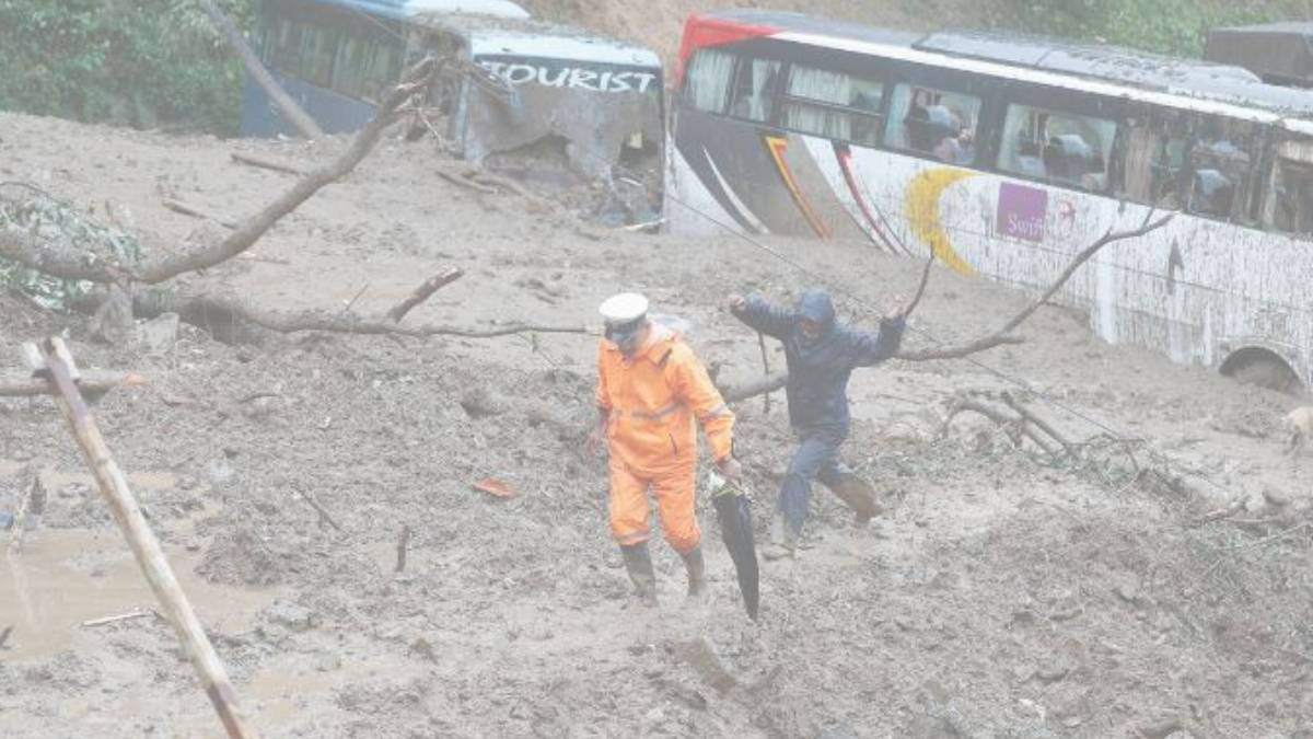 गोरखाको बस र चितवनको माइक्रो बसबाट पहिरोमा परि पुरिएका २९जनाको शव फेला 