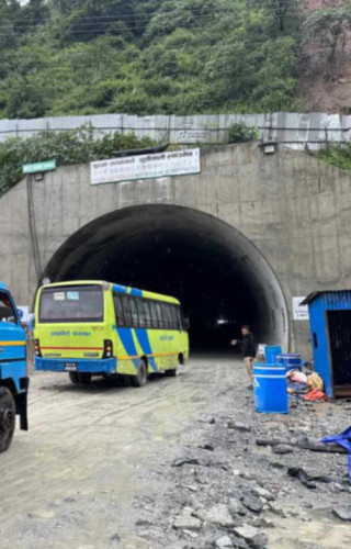 नागढुंगा-मुग्लिङ सडकखण्डमा पहिरोका कारण अलपत्र परेका यात्रुहरूलाई सुरुङमार्गबाट काठमाडौं ल्याउने तयारी  पुरा