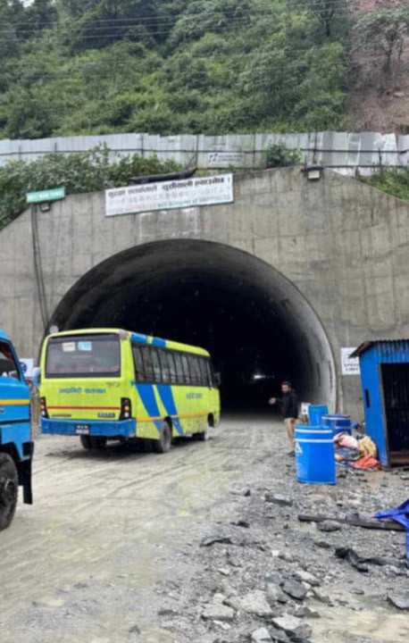 नागढुंगा-मुग्लिङ सडकखण्डमा पहिरोका कारण अलपत्र परेका यात्रुहरूलाई सुरुङमार्गबाट काठमाडौं ल्याउने तयारी  पुरा
