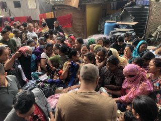 विधार्थी नेता क्षितिज सापकोटा र उपमहासचिव बाबु राम नेपालीको नेतृत्वमा बाढीबाट प्रभावित पिडितहरूलाई  लत्ता कपडा वितरण 