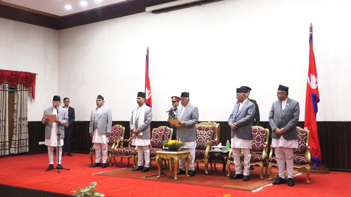 राष्ट्रपति भवन शितल निवासमा नवनियुक्त प्रधानन्यायाधीश राउतले शपथ लिदै