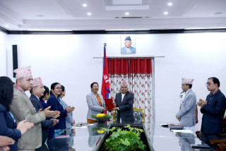 महिला आयोगले राष्ट्रपति समक्ष  आर्थिक वर्ष २०८०÷८१  प्रतिवेदन पेस 