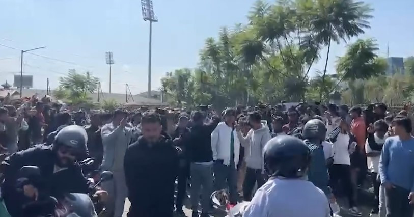 भद्रकालीमा टिकट सकिएसँगै लाइनमा बसेकाहरू नाराबाजीमा उत्रिए