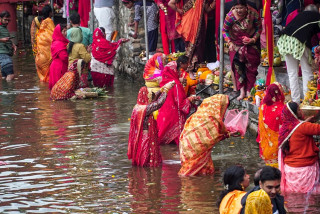 छठको दोस्रो दिन आज बिहान उदाउँदो सूर्यलाई अर्घ दिएर सम्पन्न गरिदै