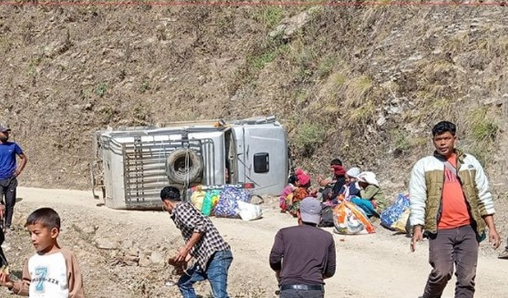बारेकोटबाट खलङ्गा जादै गरेको जिप दुर्घटना हुदा ३ जना घाइते