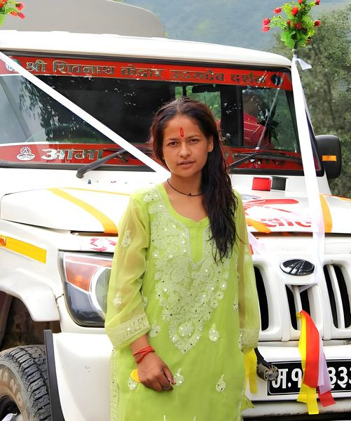 बैतडीकी २० वर्षीया रविना चन्द जिल्लाकै पहिलो महिला चालकका रुपमा चिनिदै