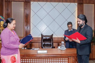 काठमाडौँ १६ की नवनिर्वाचित वडाध्यक्ष श्रेष्ठलाई मेयर साहले शपथ ग्रहण गराए