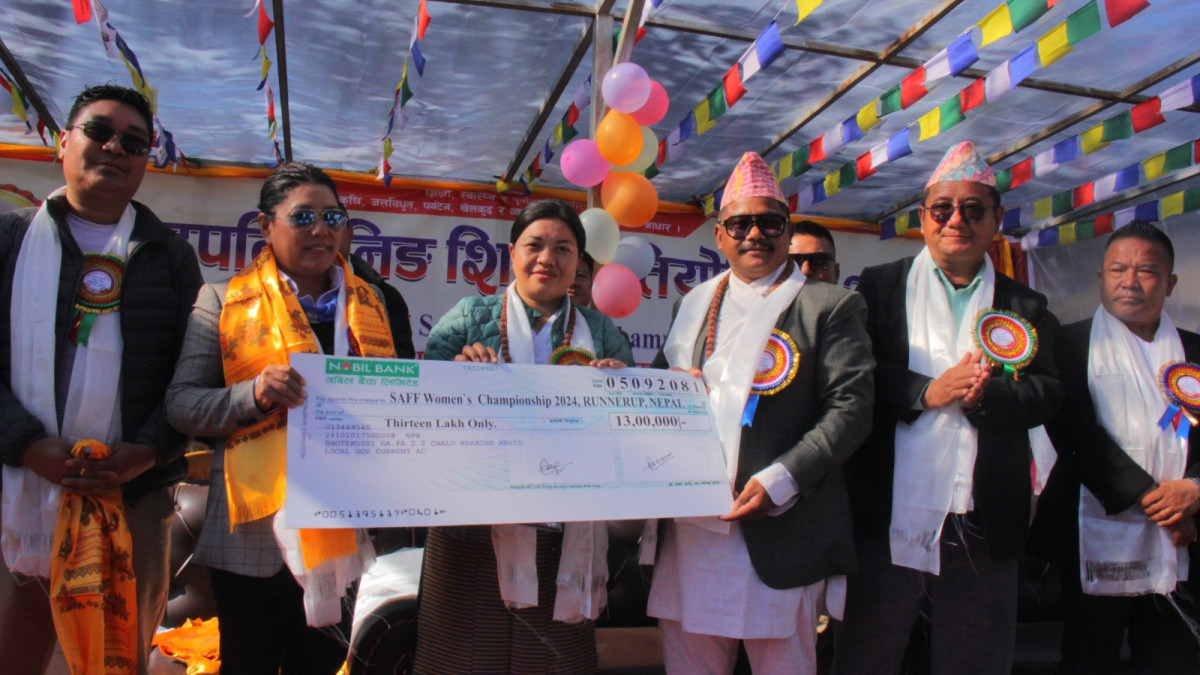 महिला फुटबल च्याम्पियनसिपको उपविजेता नेपाली टिमलाई नगदसहित सम्मानित