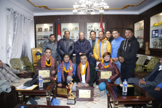 पूर्वप्रधानमन्त्री प्रचण्डले "पन्ध्रौं विश्व बडी बिल्डिङ च्याम्पियनसिपमा रजत पदक" प्राप्त गर्ने नेपाली खेलाडीहरुलाई सम्मान