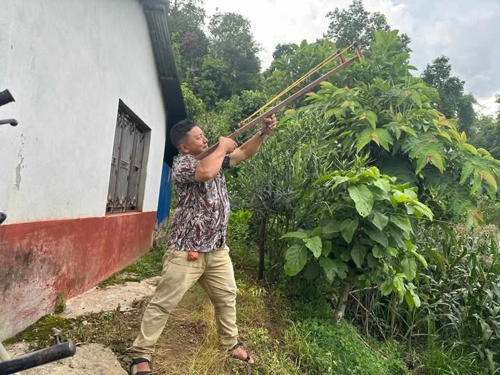  शहीद लखनको ताक्लुङ्गमा बाँदर धपाउन अनुदानमा गुलेली वितरण 