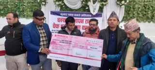 उत्तरकुमार श्रेष्ठको  संयोजकमा मृगौला पीडित  थापालाई उपचारको लागि  १५ लाख रुपैयाँ  हस्तान्तरण 