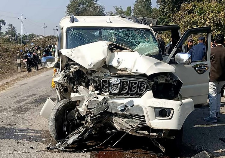 मनहरीमा कार र स्कारपियो  ठोक्किँदा चालकसहित आठ जना गम्भीर घाइते 