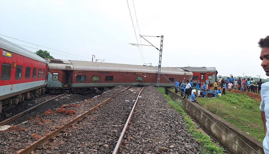 महाराष्ट्रको जलगाउँमा रेल दुर्घटना हुँदा १२ जनाको मृत्यु ,४ जनाको अवस्था गम्भीर