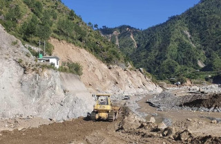  बिपी राजमार्गको भकुण्डेबेँसीबाट नेपालथोकसम्मका सडक  मर्मत सुरु