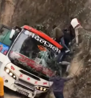 नारायणगढबाट वीरगञ्ज जादै गरेको बस स्कुटरसँग ठाक्किएर चुरियामाई दुर्घटना, स्कुटर चालक घाइते
