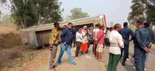 पूर्वपश्चिम राजमार्गको मालटोलमा बस दुर्घटना, घाइतेको संख्या गन्ती हुदै 