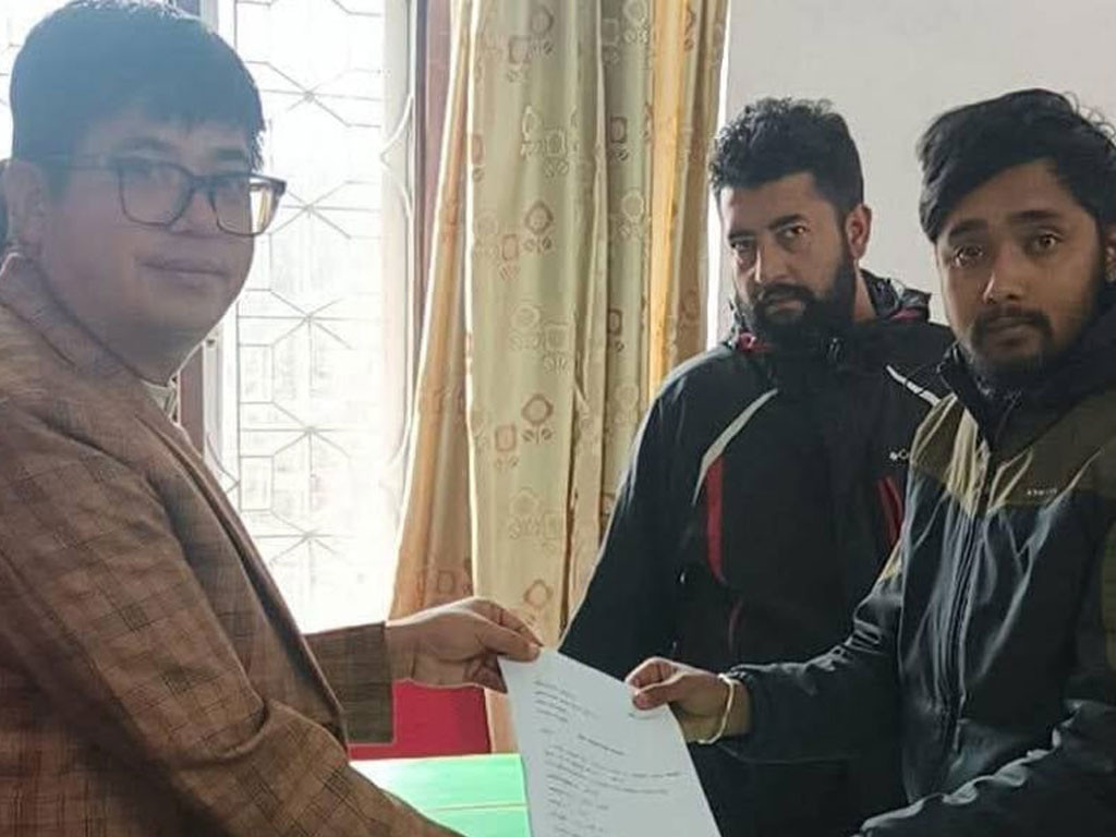 स्ववियु अध्यक्षमा उम्मेदवारी दिएका कार्कीले मनोनयन फिर्ता लिदै रोकाहालाई  समर्थन गर्ने