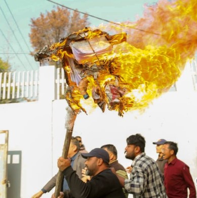 विद्युत् प्राधिकरणका निर्देशक घिसिङलाई हटाएको बिरोधमा काठमाडौँमा मन्त्रीको  पुत्ला सहित प्रदर्शन