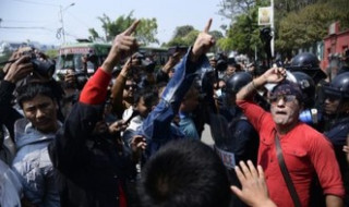  नेपाल विद्युत् प्राधिकरण रत्नपार्क मुख्या कार्यालयमा आन्दोलन