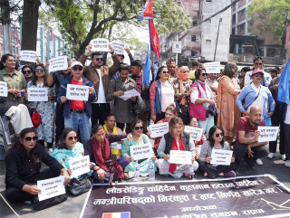 सरकारको निर्णयविरुद्ध राप्रपाले माइतीघरमा प्रदर्शन गर्दे 