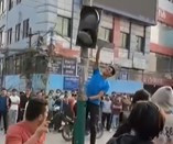 राजावादीहरुको प्रदर्शनमा तीनकुने ट्राफिक लाइट तोडफोड गरेको आरोपमा एक जना पक्राउ 